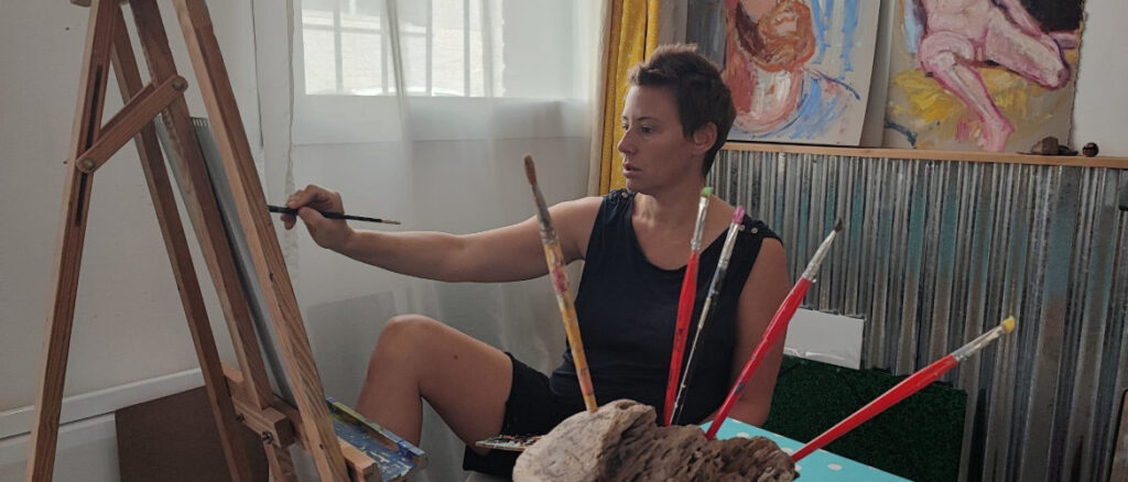 Marie Roy en train de peindre à l'atelier du Caillou